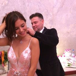 Zett Miss Südtirol 2017 Bettina Manfra bekommt den ersten Anhänger.