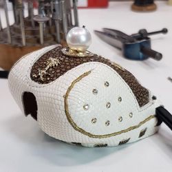 Diamantenbesetzte Falkenhaube