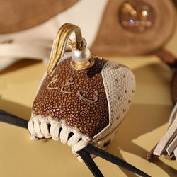 Diamantenbesetzte Falkenhaube und personalisierter Falkenhandschuh