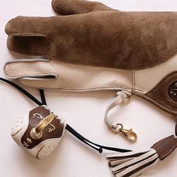 Diamantenbesetzte Falkenhaube und personalisierter Falkenhandschuh