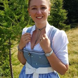 Maria Gamper im Dirndl mit perfekt dazu kombiniertem Schmuck.