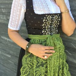 Hochgeschlossene Blusen mit Stickereien liegen voll im Trend.