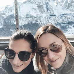 Pamela Pizzardo und Maria Gamper genießen sichtlich den herrlich sonnigen Wintertag
