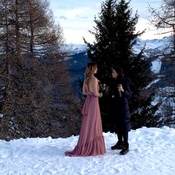 Silvia della Giacoma von Internodiciotto rückt das wunderschöne Kleid zurecht