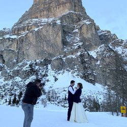 Außenaufnahmen vor verschneiter Winterkulisse