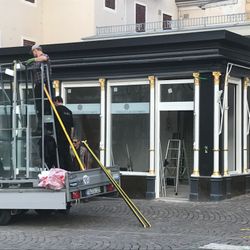 Die neuen Sicherheitsfenster werden geliefert