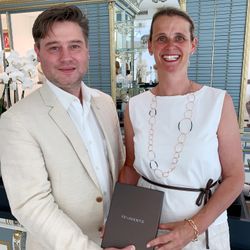 Renate Thurin mit Hannes Gamper bei der Übergabe der Pesavento-Kette