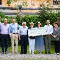 Die feierliche Übergabe des Scheckes mit der stolzen Summe von 21.000 € an den Verein Kinderherz Südtirol.