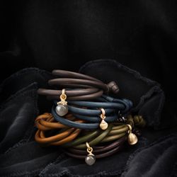 Lederarmbänder mit Charms