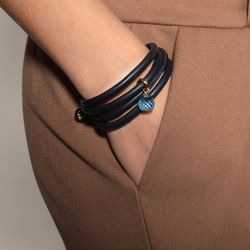 Lederarmband in Petro Blue mit Charm