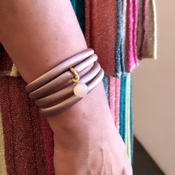 Seidenarmband mit Charm