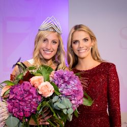 Zwei hübsche Blondinen