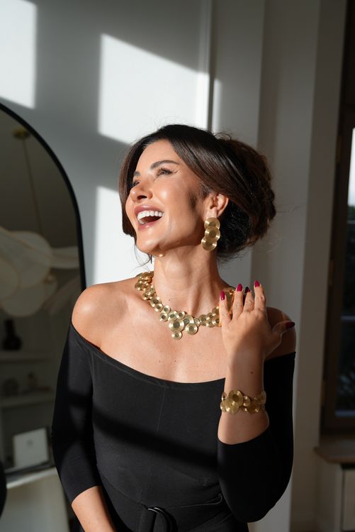 LA PREZIOSA Schmuck - Eleganz trifft auf moderne Stil-Ikonen. Füsun Lindner trägt LA PREZIOSA On Air Schmuck: Ohrringe, Collier, Armband und Ring - alles aus 18 Karat Gelbgold