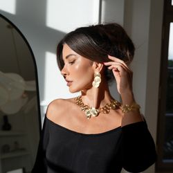 Influencerin Füsun Lindner trägt LA PREZIOSA On Air Schmuck: Ohrringe, Collier, Armband und Ring - alles aus 18 Karat Gelbgold