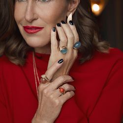 Annettte Weber indossa LA PREZIOSA Jay anelli e pendenti