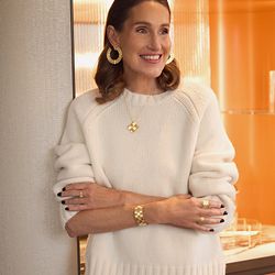 Influencerin Annette Weber trägt LA PREZIOSA Inka Ohrringe, Anhänger, Ringe und Armreif aus 18 Karat Gelbgold