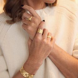 Influencer Annette Weber indossa LA PREZIOSA Inka orecchini, pendente, anello e bracciale in oro giallo 18 carati