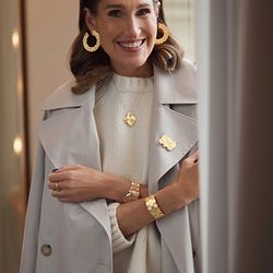 Influencerin Annette Weber trägt LA PREZIOSA Inka Ohrringe, Anhänger, Ringe, Brosche und Armreif aus 18 Karat Gelbgold